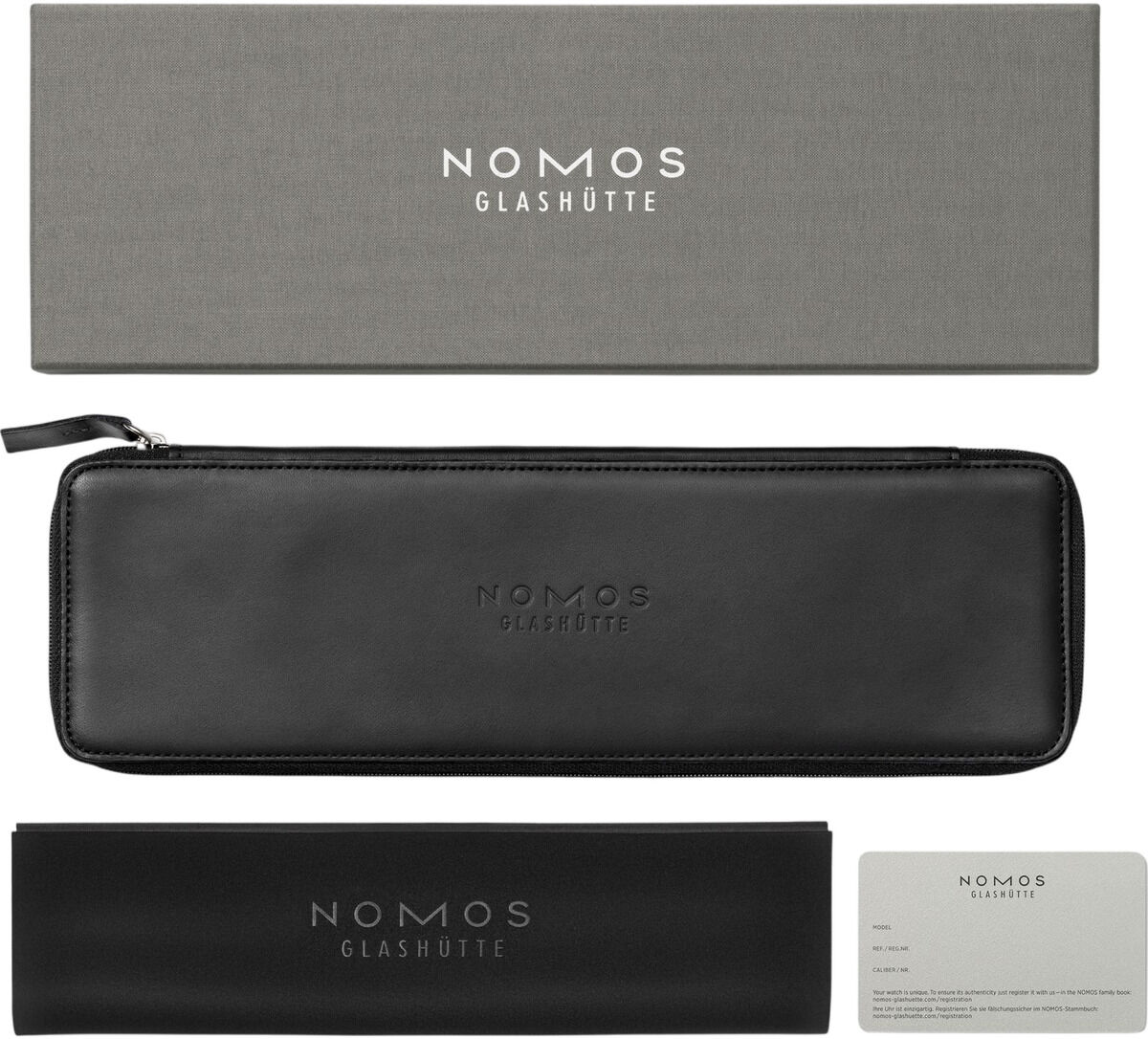Auf dem Bild sind vier Elemente einer eleganten NOMOS Uhr-Verpackung zu sehen: ein grauer Karton mit weißem NOMOS-Glashütte-Schriftzug, ein schwarzes Lederetui mit Prägung, eine schwarze Schutzhülle und eine bedruckte Garantiekarte.